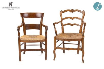 Lot de deux fauteuils en bois naturel, assise...