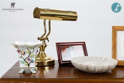 null From the room n°11 "Les Vendanges

Lot including a brass articulated desk lamp...