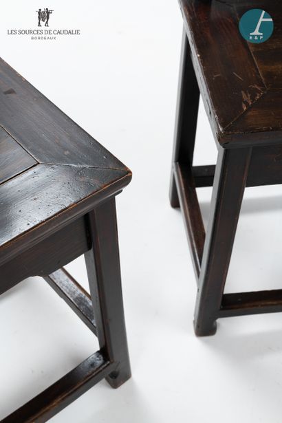 null From the room n°17 "Les Epices

Pair of mahogany stained wood chairs. In the...