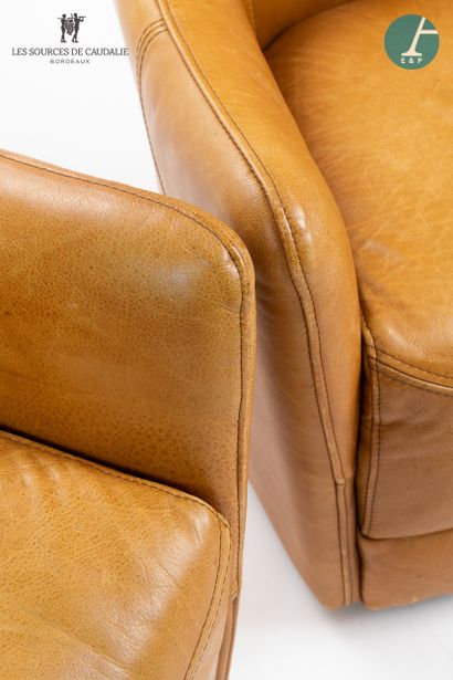 null Coming from the room n°4 "Les Douelles

Pair of club chairs in camel leather

H...