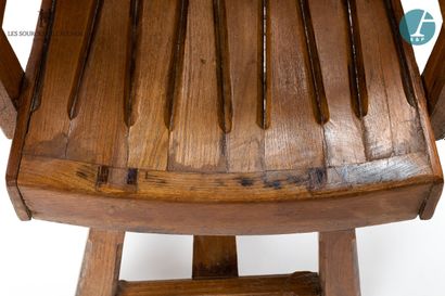  En provenance de la Chambre n°5 "Le Tonnelier" 
Un fauteuil en bois naturel, de...