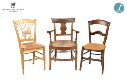 Lot de deux chaises et un fauteuil en bois...