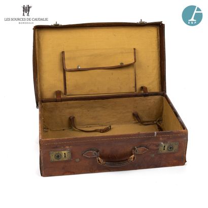 null From the room n°14 "Thomas Jefferson".

Brown leather suitcase, numbered PA

H...