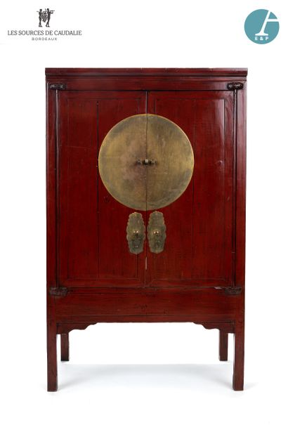 null From the room n°18 "Les Chartrons

Red lacquered wood cabinet, opening with...