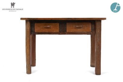  En provenance de la Chambre n°5 "Le Tonnelier" 
Table en bois naturel, ouvrant à...