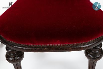 null Paire de chaises en bois noirci mouluré et sculpté, assise en velours rouge....