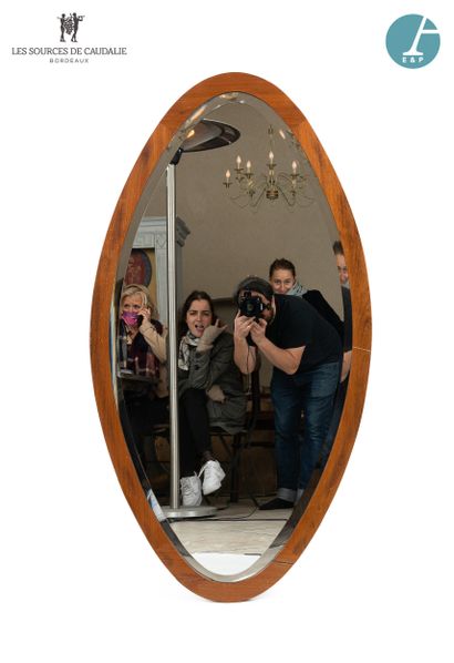 null From the room n°21 "Les Archipels

Large oval mirror, stained wood frame in...