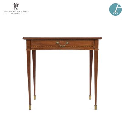null From room #20 "Vintage

Natural wood and veneer desk, with marquetry net decoration,...