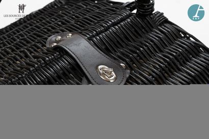 null Picnic basket in blackened wicker.

H : 40cm - W : 50cm - D : 30cm

The dishes...