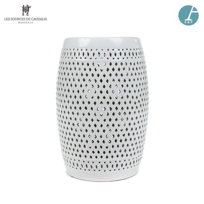null From the room n°8 "Le Bouquet".

White ceramic stool with lattice decoration.

H...