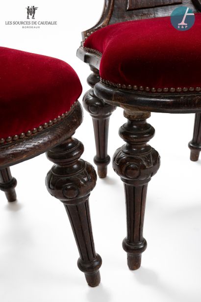 null Paire de chaises en bois noirci mouluré et sculpté, assise en velours rouge....