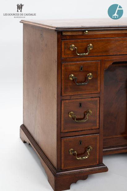 null From the room n°16 "Les Navigateurs

Small minister's desk in mahogany stained...