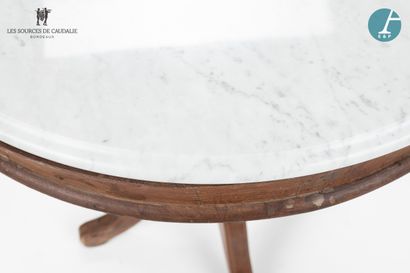 null 
Table ronde, piètement en bois naturel, plateau circulaire en marbre blanc.

H...