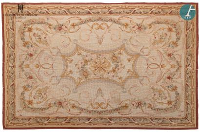 null En provenance de la chambre n°23 "George SMITH"

Tapis, dans le goût de la Savonnerie

272cm...