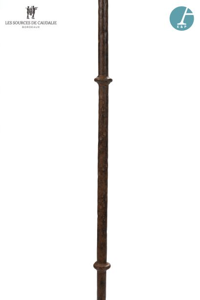 null From Room #5 "Le Tonnelier

Wrought iron floor lamp, burgundy shade

H : 1,...