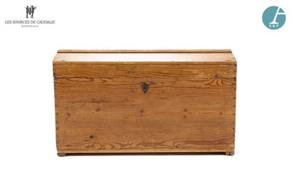 null From the room n°4 "Les Douelles

Natural wood chest, curved lid.

H : 47,5cm...