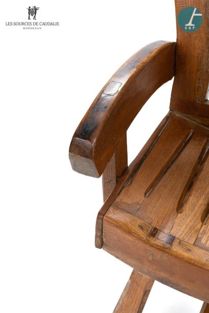 null En provenance de la Chambre n°5 "Le Tonnelier"

Un fauteuil en bois naturel,...