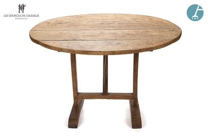 null En provenance du lobby des Sources de Caudalie

Table en bois naturel de forme...