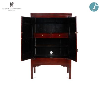 null From the room n°18 "Les Chartrons

Red lacquered wood cabinet, opening with...