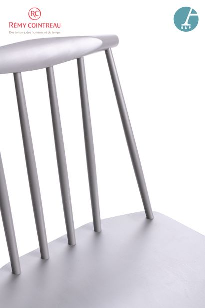 null Designer Folke PALSSON

Paire de chaises, en bois laqué gris, dossier à barreaux.

Marque...