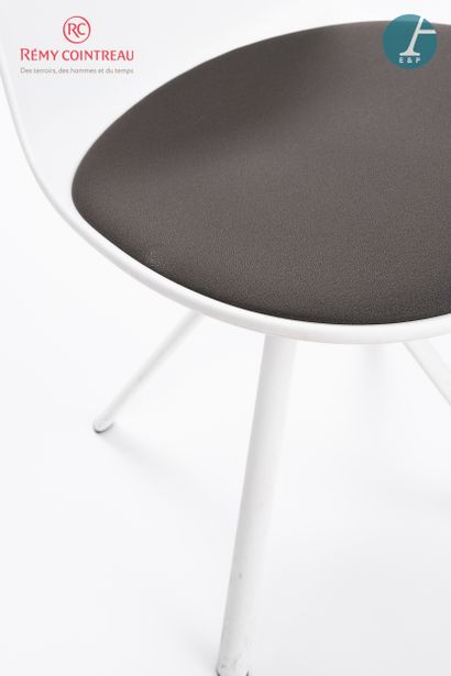 null Lot de six chaise dans le goût d Eero Saarinen avec coque en plastique laqué...