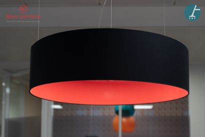 null 
A black and red circular suspension with diffuser. 




H: 20cm (lampshade)...