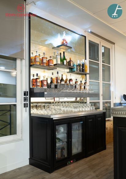 null 
Agencement arrière de bar avec miroir, 4 étagères, plan de travail en inox,...