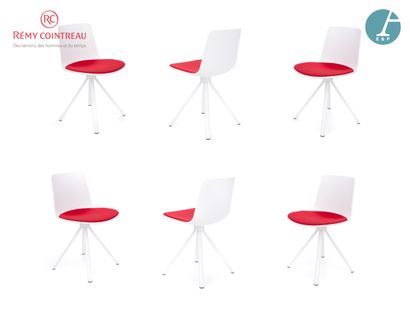 null Lot de six chaises dans le goût d Eero Saarinen avec coque en plastique laqué...