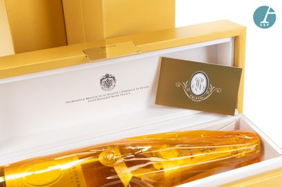 null A box of 6 boxes CRISTAL, Champagne CRISTAL ROEDERER Brut, Vintage 2009.

Important...