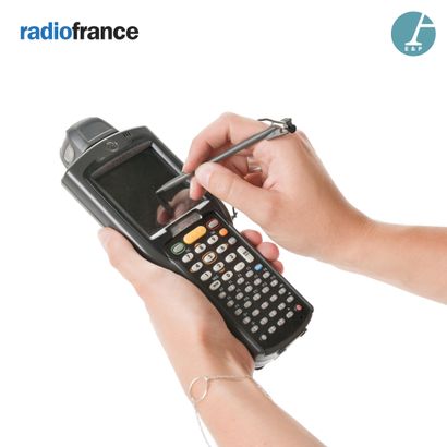 null MOTOROLA, scanneur de code-barre, modèle MC3000. Avec son socle de chargement....