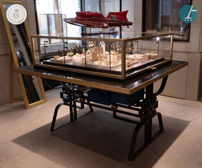null 
En provenance de la boutique de l'Hôtel de Crillon

Design Tristan AUER, table...