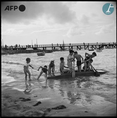  AFP 
Enfants jouant sur une plage. Arcachon,...