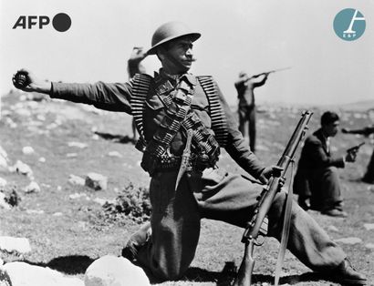 null AFP

Soldat des légions arabes pour la Palestine, portant un casque et un fusil...