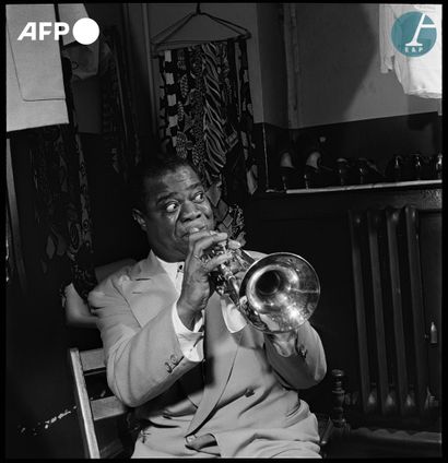  AFP - Eric SCHWAB 
Le jazzman américain Louis Armstrong joue de la trompette dans...