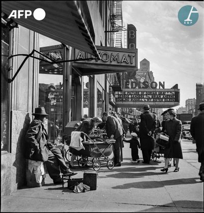 null 
AFP - Eric SCHWAB




An African-American shoeshine boy rests on a Broadway...