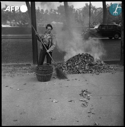 AFP 
Un employé municipal balaie les feuilles...