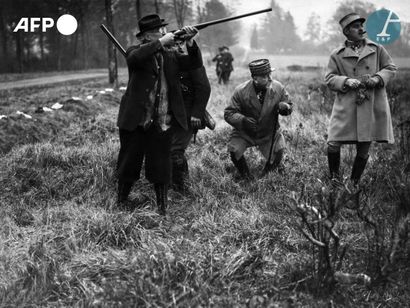 null AFP

Le général Joseph Eugène Charles Braconnier assistant à la chasse présidentielle...