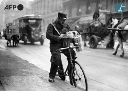 null AFP

Un facteur des PTT sur son vélo distribue le courrier. Paris, novembre...