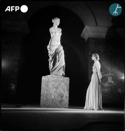 null 
AFP


A model wearing a Parisian haute couture gown poses in front of the Venus...