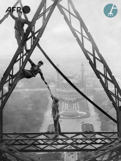 null AFP

Travailleurs acrobatiques sur la tour Eiffel devant le palais du Trocadéro,...