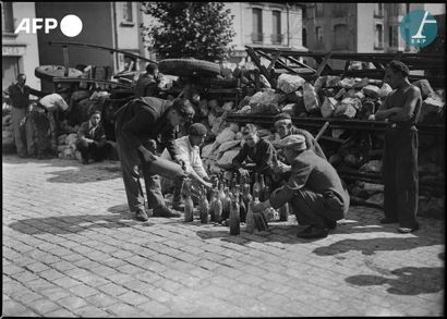 null AFP

FFI (Forces Françaises de l'Intérieur) soldiers making molotov cocktails...