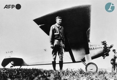 null 
AFP

L'aviateur américain Charles Lindbergh devant son monoplan Spirit of St-Louis...