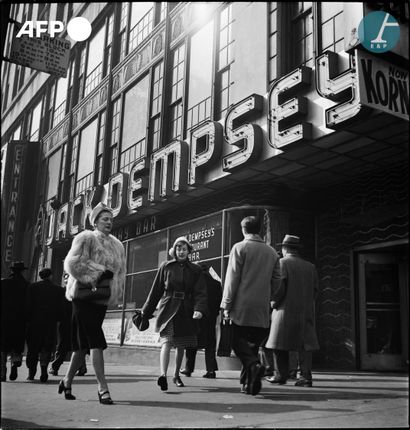 null 
AFP - Eric SCHWAB




Personnes passant devant le célèbre restaurant Jack Dempsey's,...