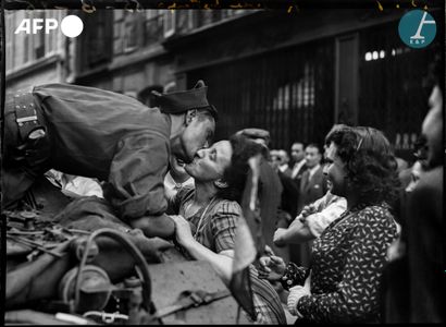 null AFP

Une femme embrasse un soldat de la 2e division blindée française lors de...