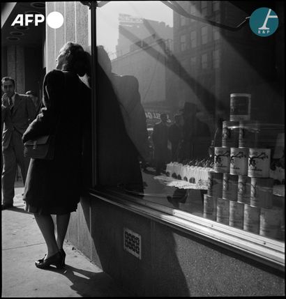  AFP - Eric SCHWAB 
Une jeune femme attend devant le célèbre restaurant Lindy's,...