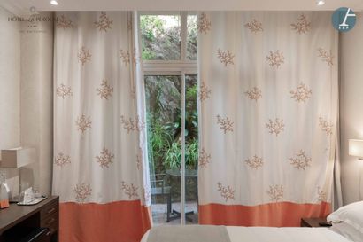null En provenance de la chambre 3 - Paire de rideaux blanc à décor de coraux orange.

H...