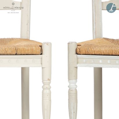 null Lot de 3 chaises en bois mouluré sculpté laqué blanc, dossier ajouré à décor...