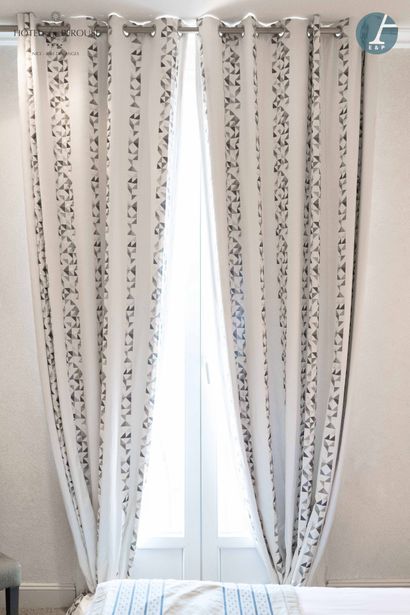 null En provenance de la chambre 306 - Deux paires de rideaux satiné blanc à décor...