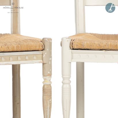 null Lot de 3 chaises en bois mouluré sculpté laqué blanc, dossier ajouré à décor...