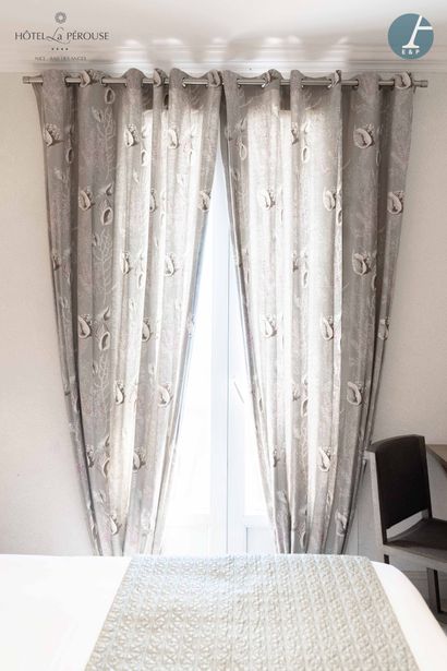 null En provenance de la chambre 406 - Paire de rideaux en tissu gris à décor de...